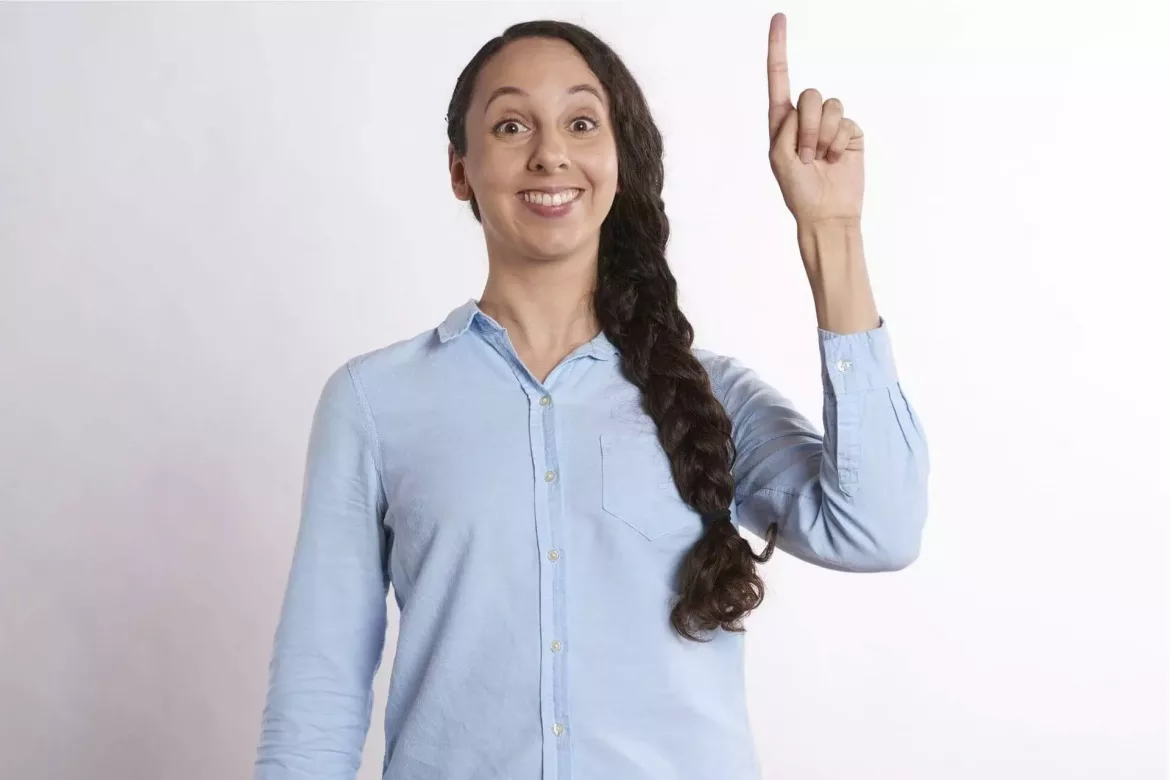 dziewczyna z warkoczem z podniesioną ręką pokazuje że wie jak leczyć się w ramach NFZ