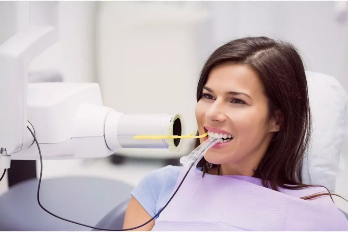 kobieta na fotelu dentystycznym na robione zdjecie zęba
