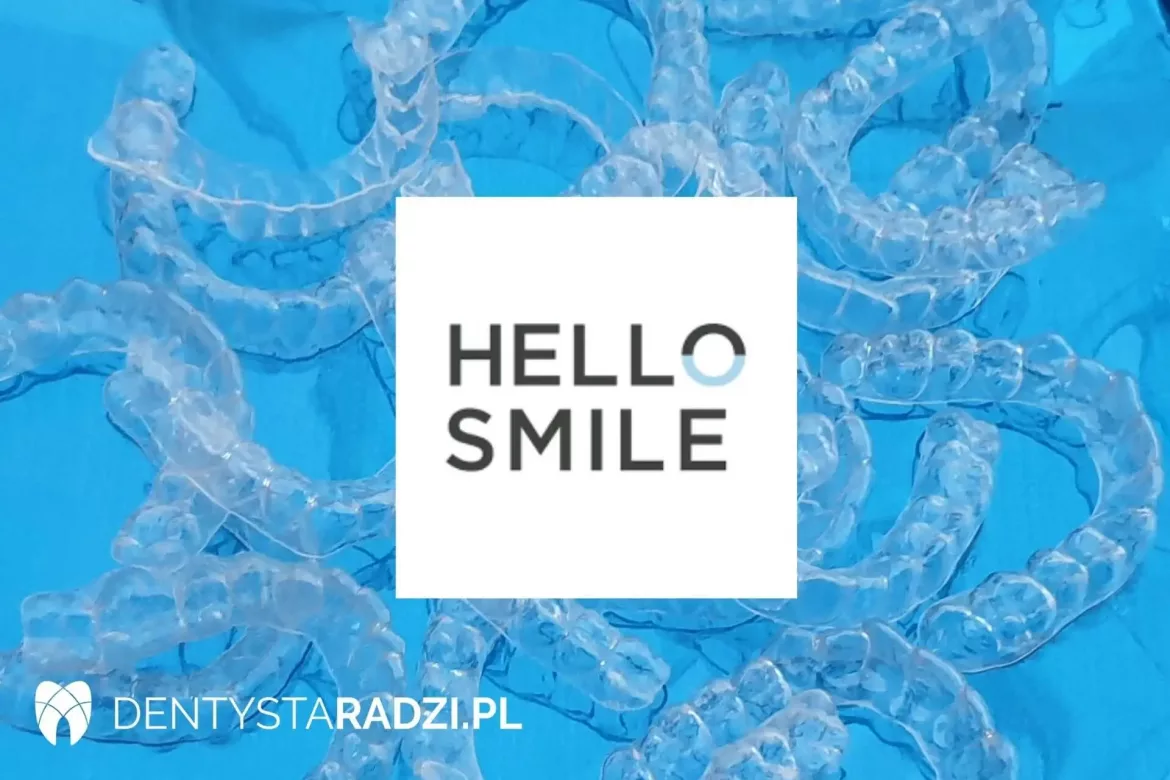 Napis Hello Smile na bialym kwadracie na tle dwudziectu nakladke prostujacych na zeby polozonych na niebeskiej powierzchni