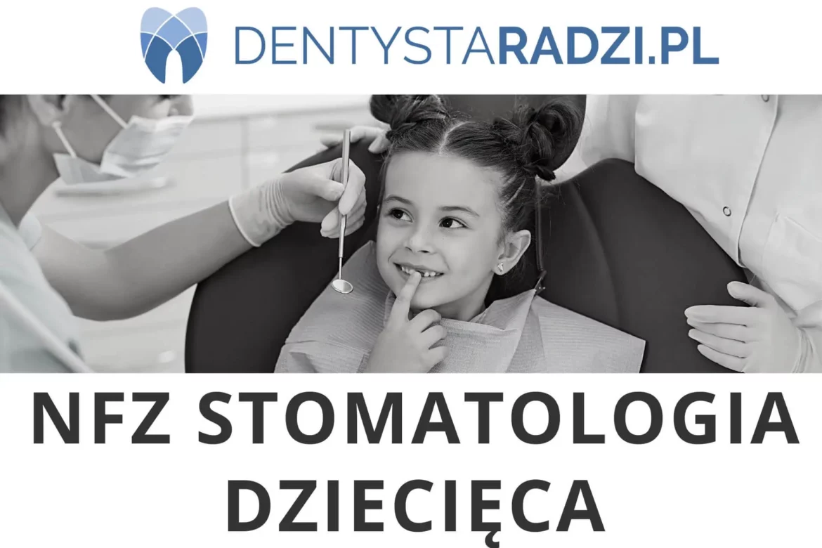 Usmiechniete dziecko na fotelu u dentysty na bezplatnym leczeniu zebow mlecznych na NFZ