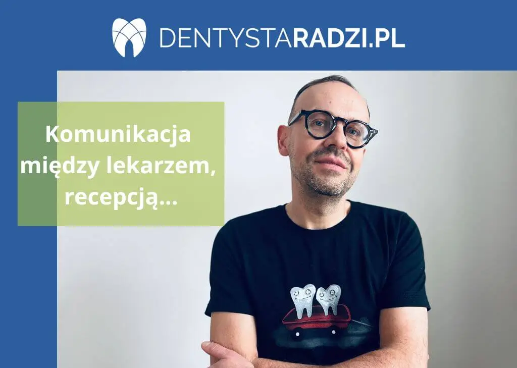 Marcin Głuszek stoi z koszulką w ząbki