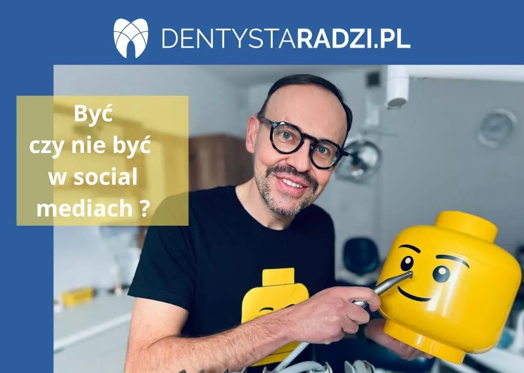 Marcin Głuszek w gabinecie dentystycznym trzyma wiertlo i chce wiercic klockowi lego w buzi